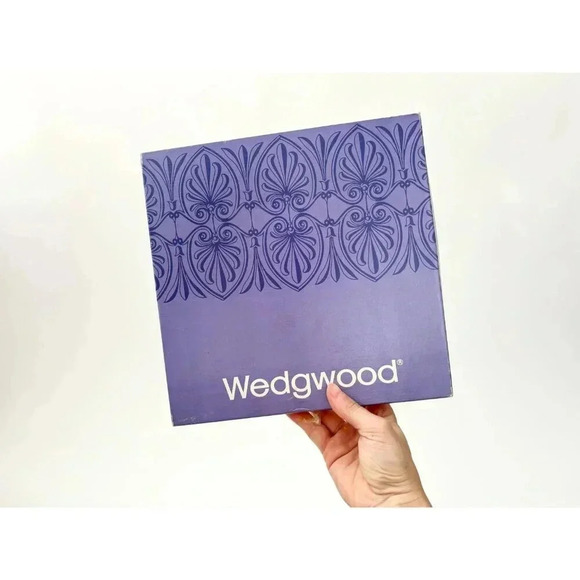 Tower Bridge Jasperware Wedgewood 1975 8" Christmas Plate w/ Original box - Picture 8 of 8